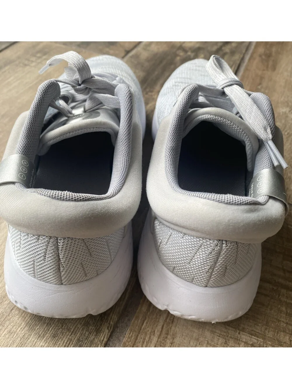 Nike Womens Renew Serenity Sz. 8.5 Run DB0522-001 Road Running Pure Platinum